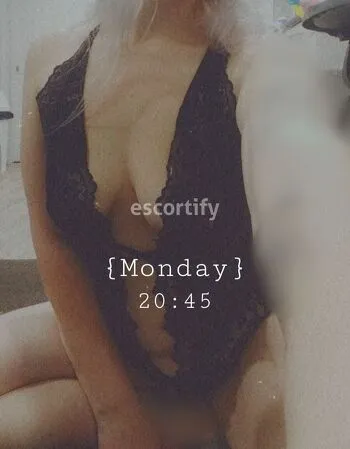 View Rosie, Hamilton Escort | Tel: 0223228173